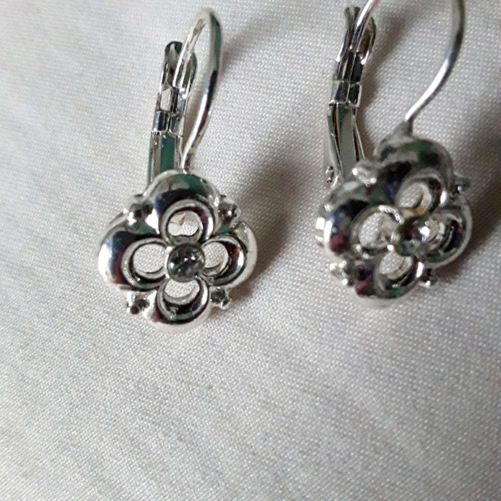 Avon Silvertone Clover Motif Y Necklace & Earrings Set - Picture 2 of 4